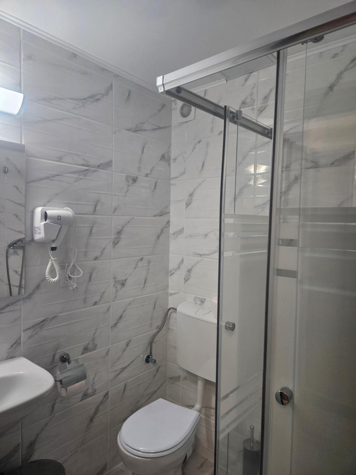 Hotel Marina 2 Bucureşti Ngoại thất bức ảnh